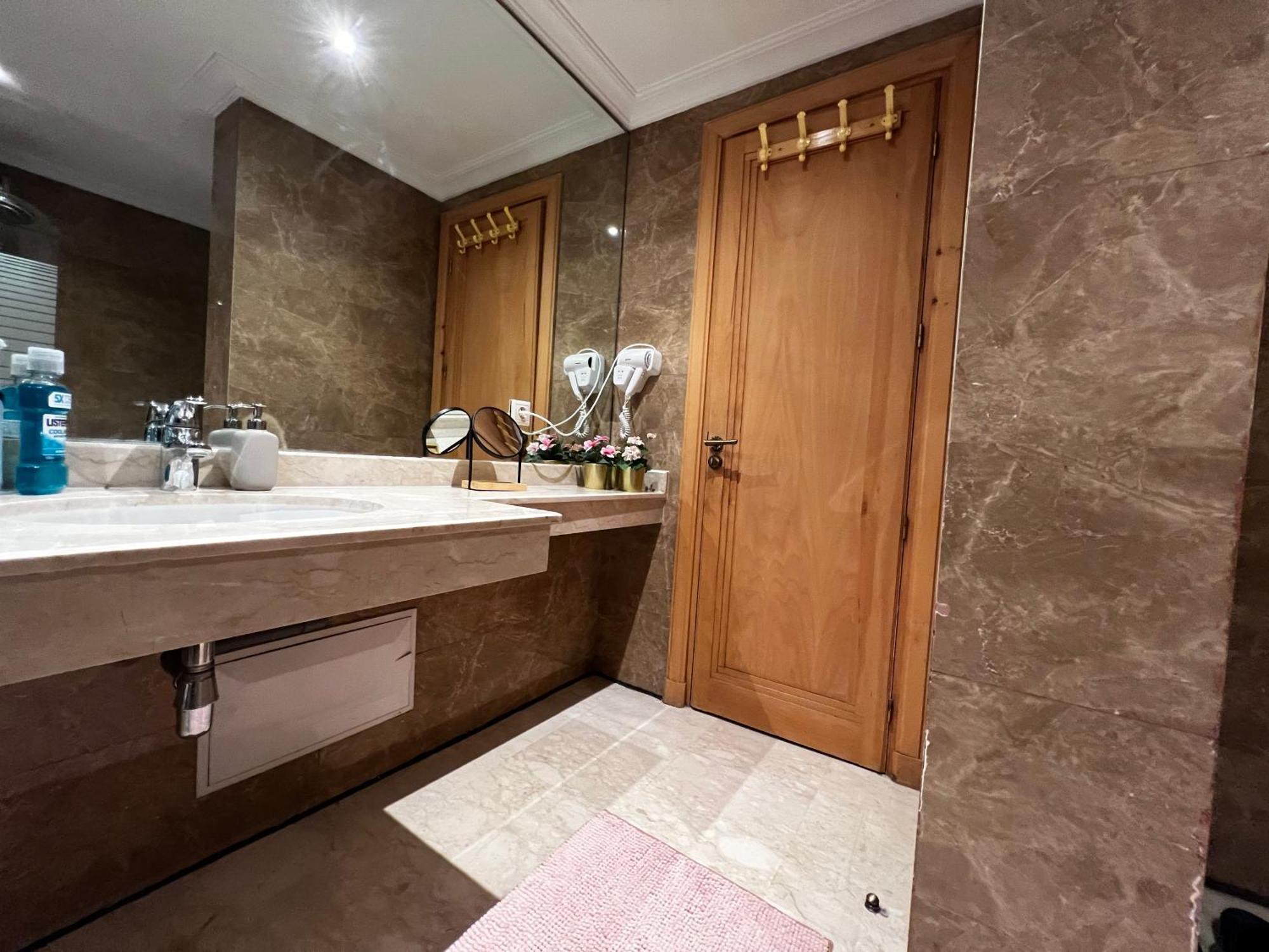 Beautiful, Great Equipped 122 M Holiday Apartment Near Majorelle Garden And Gueliz With Pool Views And A Large Balcony And Terrace 马拉喀什 外观 照片